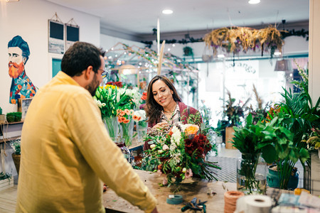 员工礼物消费主义在花店里买束的年轻女人图片