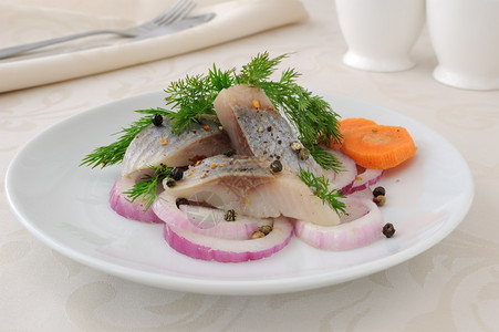 食物切片鲱鱼含洋葱和香料的咸羊绒片高清图片