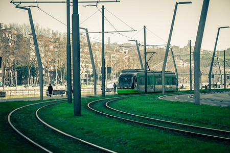 旅游街道自然西班牙毕尔巴鄂绿色草原覆盖的铁道路图片