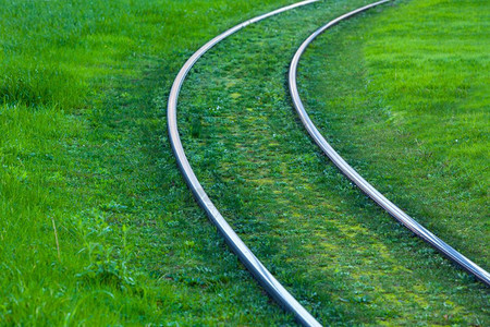 车道草地春天西班牙毕尔巴鄂绿色草原覆盖的铁道路图片