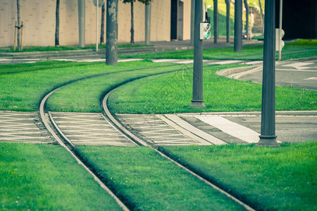 西班牙毕尔巴鄂绿色草原覆盖的铁道路生态火车电图片