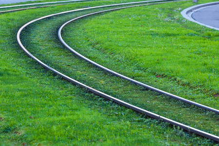 生态的自然西班牙毕尔巴鄂绿色草原覆盖的铁道路游客图片