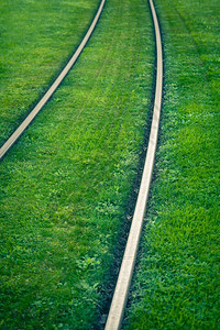 生态西班牙毕尔巴鄂绿色草原覆盖的铁道路户外城市图片