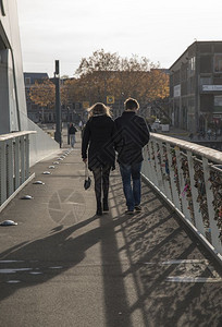 女孩蓝色的荷兰鹿特丹14Nov2018年的情侣在Rijnhaven著名的Rijnhaven桥上漫步这座桥的栏杆被爱情夫妇双亲在鹿图片