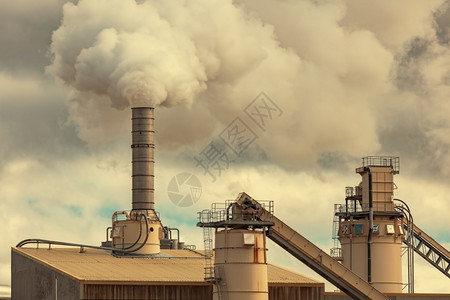 棚雇主就业在一个区域乡镇的大型制造设施在加工过程中从烟囱堆抽取蒸汽的废气图片