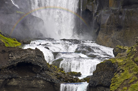 冰岛人Landmannalaugar公园前方有彩虹的Eldgja火山峡谷内靠近Ofaerufoss的水壁坍塌正面奥法福斯图片