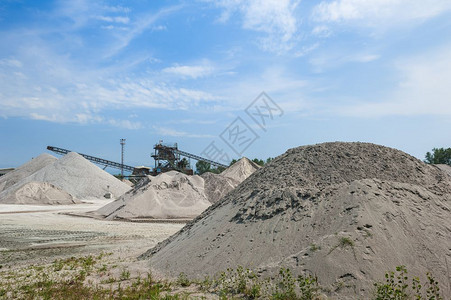 用于运输碎砾石的机械配送和按大小砂砾箱封存器进行分类以便运输碎石Grvel采石业输送机生产破碎图片