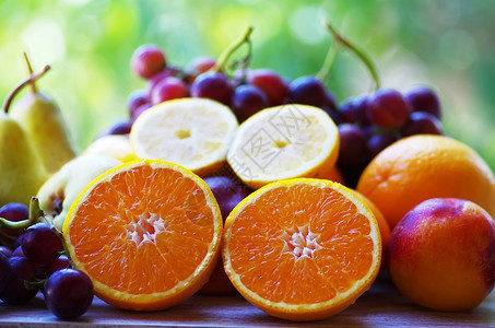 甜点黄色的桌上切片橙子葡萄和梨营养图片