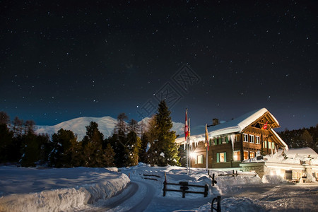 景观避难所寒冷的晚上雪中山地餐厅准备欢迎观光客吃晚饭背景图片