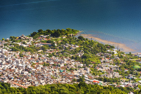 旅游外危地马拉阿蒂特兰湖圣佩德罗火山岸边城镇SanPedroLaLaguna的空中观察图片