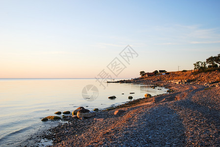 太阳风景晚上深夜在瑞典岛奥兰的阳光下保持平静水图片