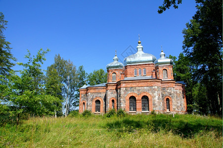 爱沙尼亚美丽的教堂在天空背景下运作以天为背景坚硬的上帝蓝色图片