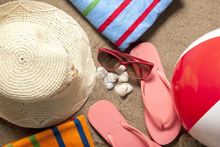 夏日沙滩上的帽子和拖鞋图片