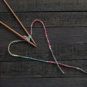 编织背景的针头和毛线球编织是许多人在空闲时间的业余爱好和休闲活动还制作许多手工的产品纱针织木头图片