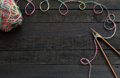 针织的柔软物编背景针头和毛线球编织是许多人在空闲时间的业余爱好和休闲活动还制作许多手工的产品图片