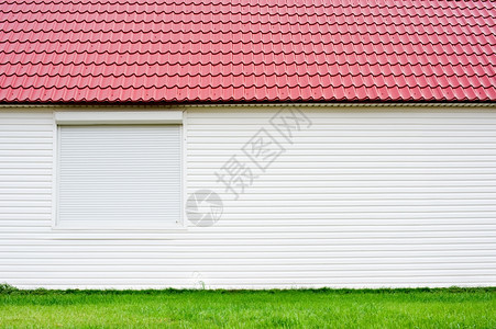 衬垫住宅国内的白色房子墙壁绿草地上有红屋顶图片