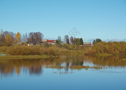 FallRiver反映于俄罗斯阿尔汉格克地区红色的金子场景图片