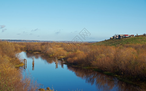 俄语FallRiver反映于俄罗斯阿尔汉格克地区颜色河图片