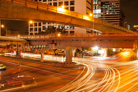 高速公路市中心灯光是夜晚的十字路口上的交通叉路口灯光熄灭车道图片