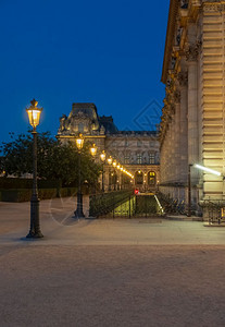 灯柱城市法国巴黎卢浮宫博物馆外的Louvre阵列晚上清晨历史图片