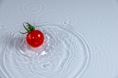 果汁和成熟的樱桃番茄落到水中多汁樱桃健康红色的食物图片
