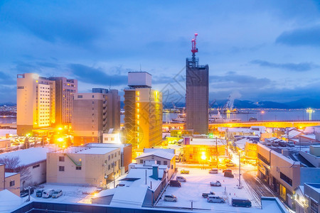 日本冬季城市夜晚雪景图片