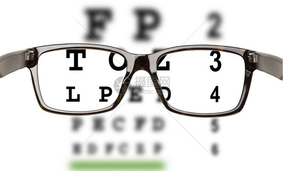 光学的配件眼镜有视力测试和部分模糊的白色反光镜图片