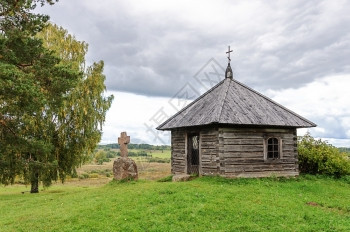 预订俄罗斯普什金基耶戈里保留地Savkin山顶的木小教堂和石十字桦木图片