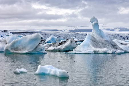 冰岛著名的Jokulsarlon冰川湖山源于Vatnajokull浮标的冰山这个位置被用于各种动作电影水泻湖用过的图片