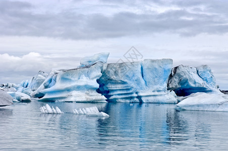 各种样的地点行动冰岛著名的Jokulsarlon冰川湖山源于Vatnajokull浮标的冰山这个位置被用于各种动作电影图片