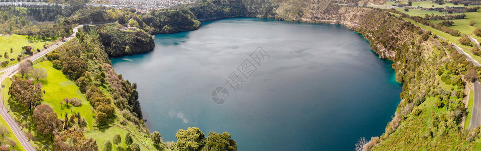 壮观公吨晴天南澳大利亚Gambier蓝湖山全景空中观察图片