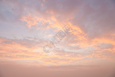 傍晚的夜空云在太阳中笼罩天空日落开始逐渐减少自然天气晚上图片