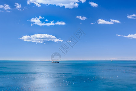 场景与船只和云层相伴的海洋景象冷静旅行图片