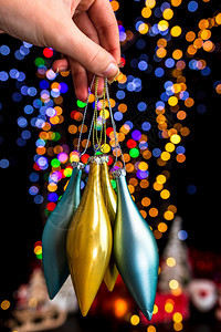 举行圣诞装饰活动对抗bokeh灯光背景圣诞节玻璃装饰风格图片