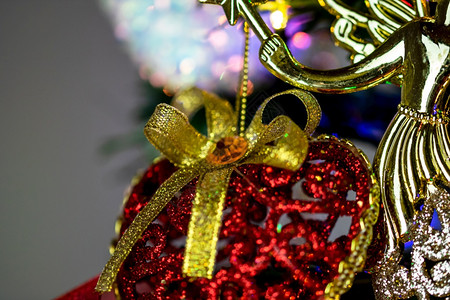 挂在圣诞树上的丝带装饰图片