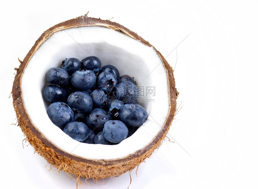 圆形的可口营养健康新鲜水果白底绝缘的蓝莓和椰子图片