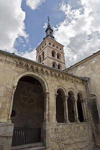 克鲁兹西班牙塞戈维亚的圣马丁教堂建于12世纪以罗马式风格建造拱门卡斯蒂利亚图片
