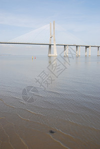 塔霍水欧洲最长的桥称为VascodaGama位于塔古斯河上城市的图片