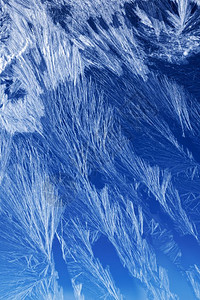 磨砂自然窗户上的冰晶纹理和背景蓝色天空梯度上的冻结纹理窗玻璃上的季节背景Frost型样状冬季形态节背景蓝色的图片