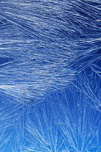 磨砂寒冷的窗户上冰晶纹理和背景蓝色天空梯度上的冻结纹理窗玻璃上的季节背景Frost型样状冬季形态节背景质地图片