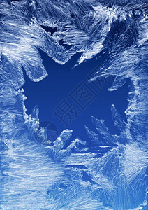 冰冷冻蓝色的窗户上冰晶纹理和背景蓝色天空梯度上的冻结纹理窗玻璃上的季节背景Frost型样状冬季形态节背景背景图片