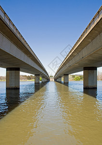 首都天空澳大利亚堪培拉BurleyGriffinf湖上的英联邦桥双重图片