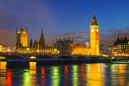 伟大的威斯敏特历史的伦敦与时钟塔和议会大厦晚上在夜间图片