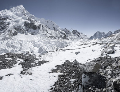 山腰顶峰具有努普茨首脑会议和昆布冰瀑的珠穆峰基地营区登山图片