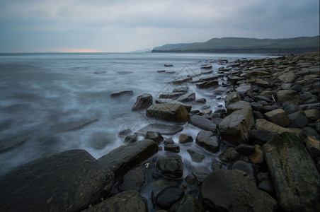 灰色的乳白山英国多塞市金梅里奇湾的静音颜色图片