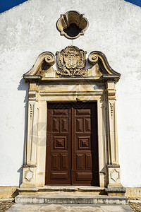 18日楣梁世纪建于葡萄牙科英布拉州Tentutugal历史城市Contugal的索罗斯圣母教堂入口壁柱图片