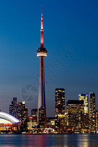 加拿大曼省城市的从加拿大安略湖的多伦群岛看市中心的夜景加拿大安略省多伦市中心的夜景城摩天大楼背景