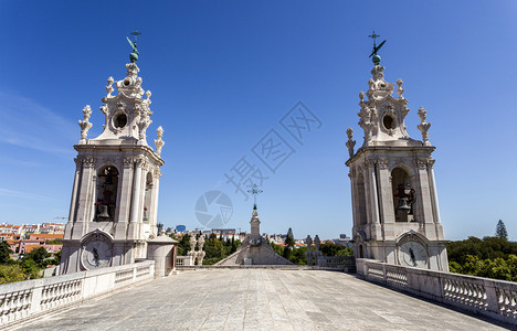 历史18日世纪末在葡萄牙里斯本建造的已故巴罗克和新立国皇家巴西利卡和最神圣之心修道院的双钟塔以及最神圣之心修道院加尔默罗图片