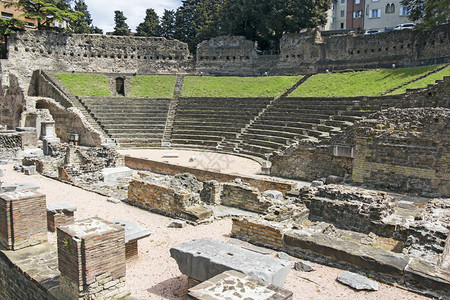 臭鼬意大利里雅斯特古罗马两栖剧院的废墟历史纪念碑高清图片