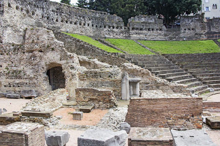 外部的意大利里雅斯特古罗马两栖剧院的废墟户外意大利语图片